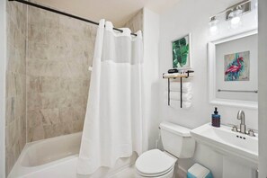Ducha, secador de pelo, toallas