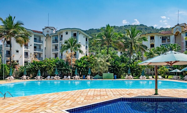 Una piscina al aire libre