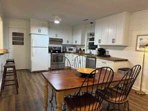 Een microgolfoven, een oven, een kookplaat, een vaatwasser