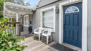 A house with a blue door, white porch chairs, and a wooden deck. - Discover Your Ideal Retreat in Fort Lauderdale (Fort Lauderdale)