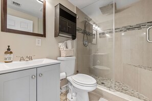 ヘアドライヤー、タオル、石鹸、シャンプー