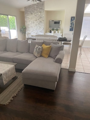 House - Stunning 5 Star Home Retreat Private Pool Spa BBQ 4 BR (La Quinta)