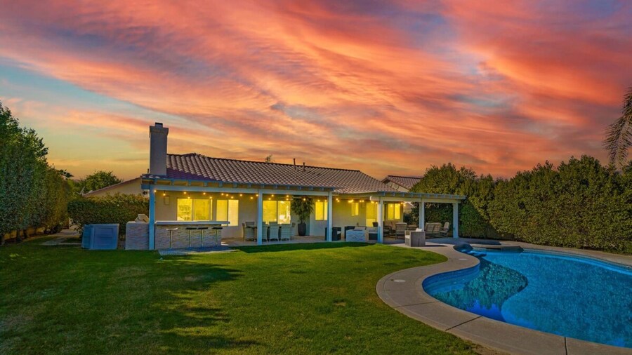 Stunning 5 Star Home Retreat Private Pool Spa BBQ 4 BR