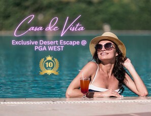 Une femme se détend au bord d’une piscine, un verre à la main, portant un chapeau de paille et des lunettes de soleil. Le texte indique « Casa de Vista, séjour exclusif dans le désert, à PGA WEST » et présente un logo « 10 TOP ».