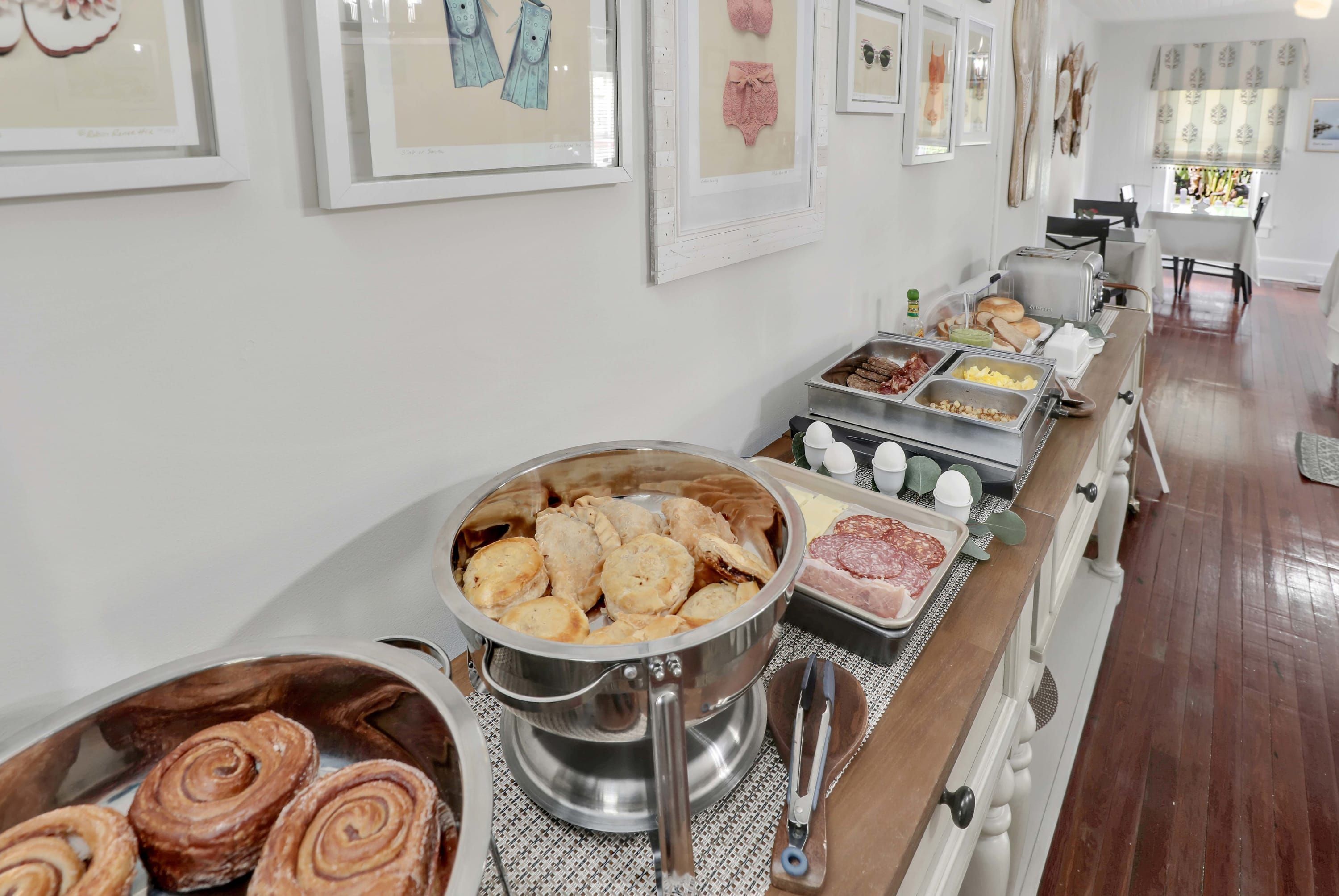 Ein reichhaltiges Buffet mit verschiedenen Speisen und Besteck.