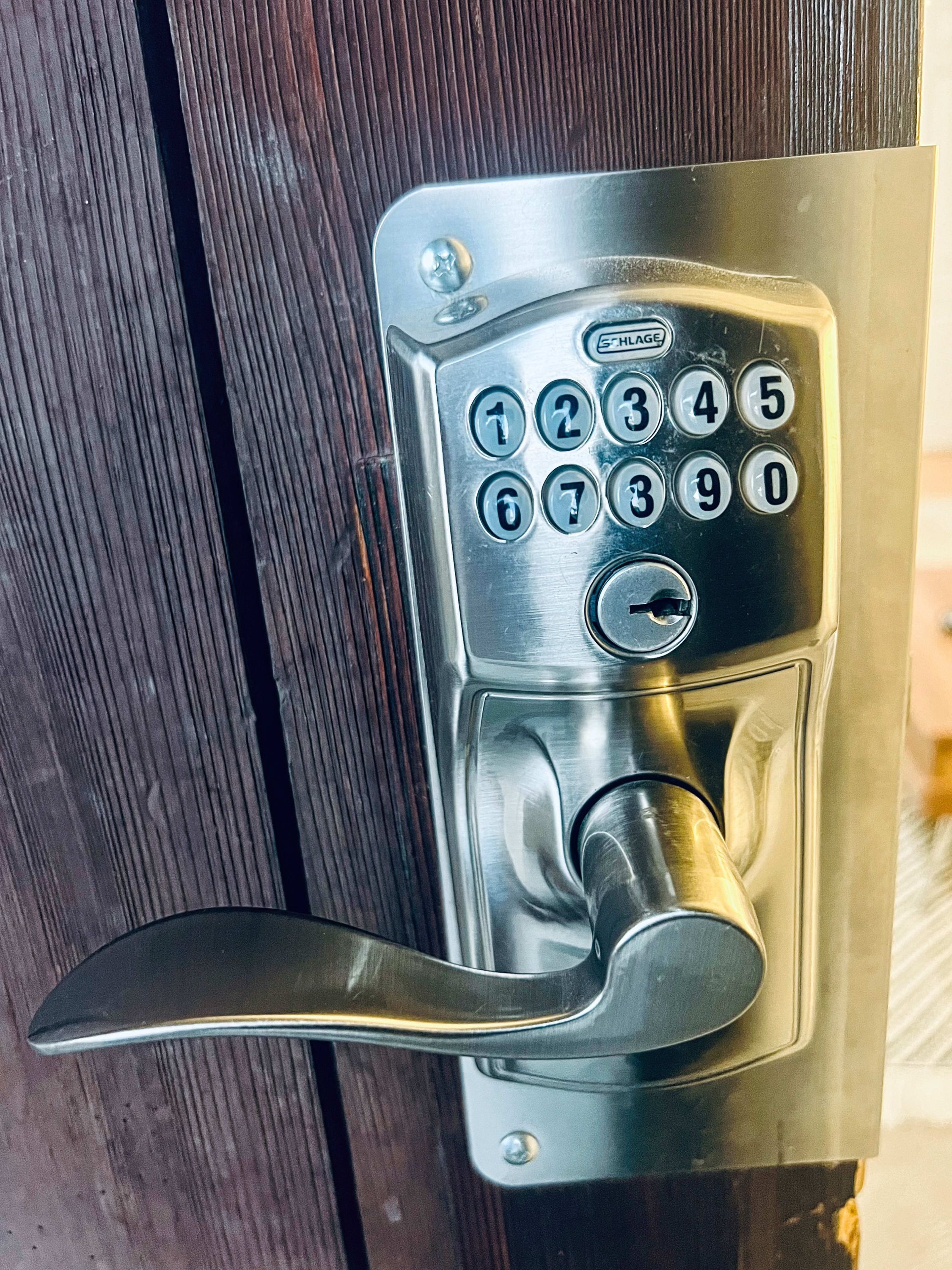 Een deur met een numeriek keypad en een hendel.