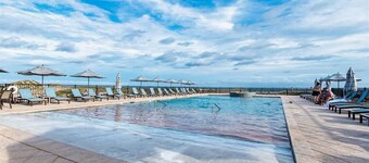 Gulf Shores Escape Walk to Waves Pool Golf Views