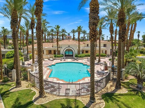Stylish 2BR w Spa Patio