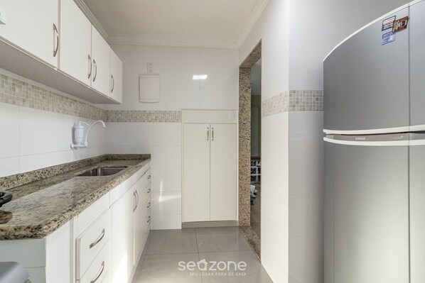 Villa | Private kitchen | Cookware/dishes/utensils - Spacious House 300m From Praia do Pero - Vvp0027 (Cabo Frio)