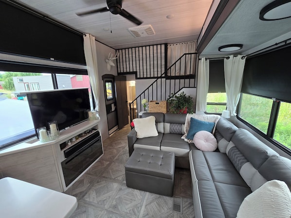 TV, fireplace