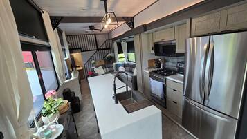 Microondas, horno y placa de cocina