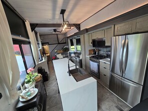 Micro-ondes, four, plaque de cuisson