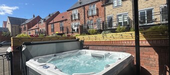 Designer Townhouse with Hot Tub, Balcony and Bronze Sculptures