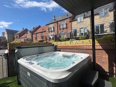 Designer Townhouse with Hot Tub, Balcony and Bronze Sculptures