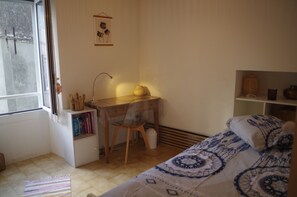 3 bedrooms, bed sheets