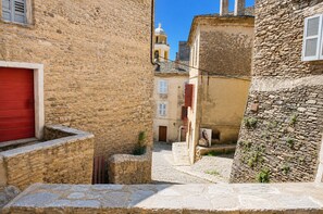 Property grounds - Charming apartment in the heart of the village, close to the beaches, with Wi-Fi and air conditioning (Cervione)