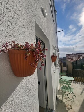 Outdoor dining - Spring Water House, townhouse near beaches and nice places to visit (Olho Marinho)