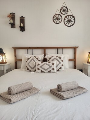4 bedrooms, iron/ironing board, free WiFi, bed sheets - Spring Water House, townhouse near beaches and nice places to visit (Olho Marinho)