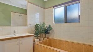 Shower, towels - Broome Style Retreat (Broome)