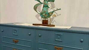 A blue dresser with three drawers and ornate brass handles. - Vacation home Hause le Gallinelle. (Assemini)