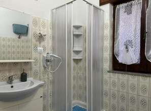 Chuveiro, secador de cabelo, bidê, toalhas de banho