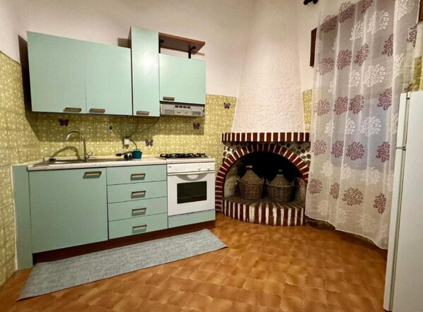 Fridge, oven, stovetop, coffee/tea maker