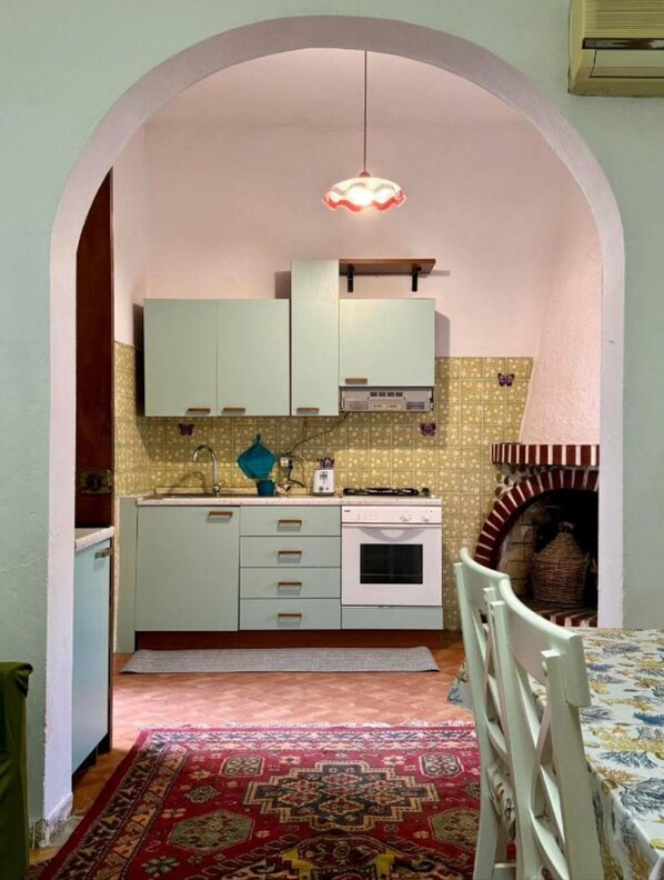 Fridge, oven, stovetop, coffee/tea maker