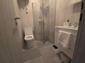 Douche, sèche-cheveux, serviettes fournies