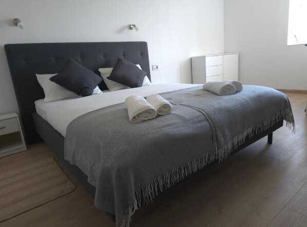 1 quarto, acesso à internet, roupa de cama