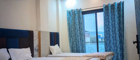 Kamar Keluarga, pemandangan kota | Meja kerja, ruang kerja ramah laptop, dan Wi-Fi gratis