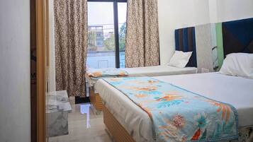 Deluxe-Dreibettzimmer, Stadtblick | Schreibtisch, laptopgeeigneter Arbeitsplatz, kostenloses WLAN