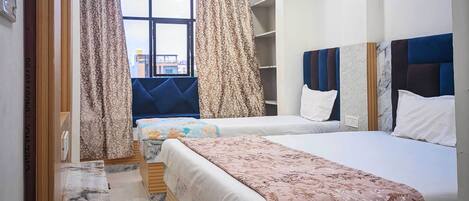 Quarto triplo luxo, vista para a cidade | Escrivaninha, espaço de trabalho para notebook, Wi-Fi de cortesia