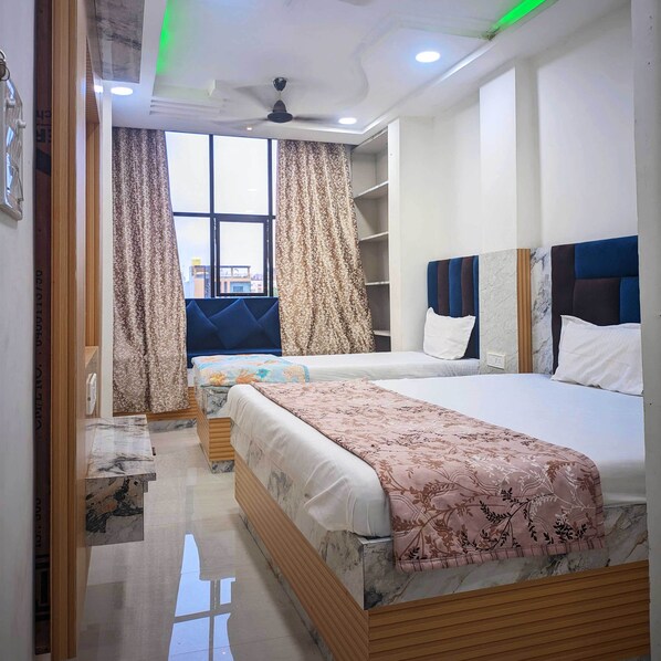 Deluxe-Dreibettzimmer, Stadtblick | Schreibtisch, laptopgeeigneter Arbeitsplatz, kostenloses WLAN