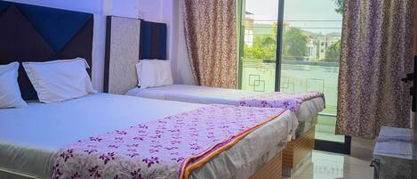 디럭스 트리플룸, 시내 전망 | 책상, 노트북 작업 공간, 무료 WiFi