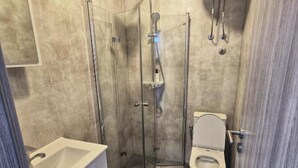 A modern bathroom with a glass-enclosed shower, a toilet, and a sink. - Rooms Burnum - Single Room 6 (Vrbnik-Knin)
