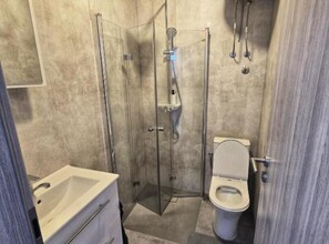 Douche, séchoir à cheveux, serviettes fournies