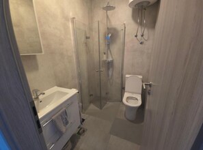 Douche, séchoir à cheveux, serviettes fournies