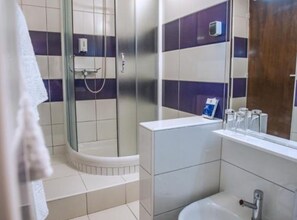Ducha, secador de pelo y toallas