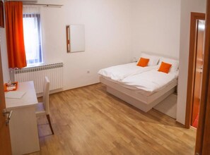 1 bedroom, internet, bed sheets