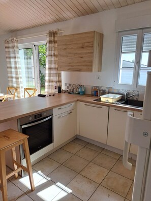 ثلاجة، ميكروويف، فرن، موقد طهي مسطح