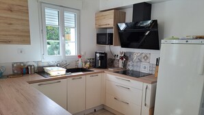 Coffee/tea maker, fridge, microwave, oven - A lot of charm for this house, classified 3* by the S'I de Royan, swimming pool (Vaux-sur-Mer)