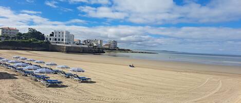 Ranta lähistöllä, aurinkotuoleja