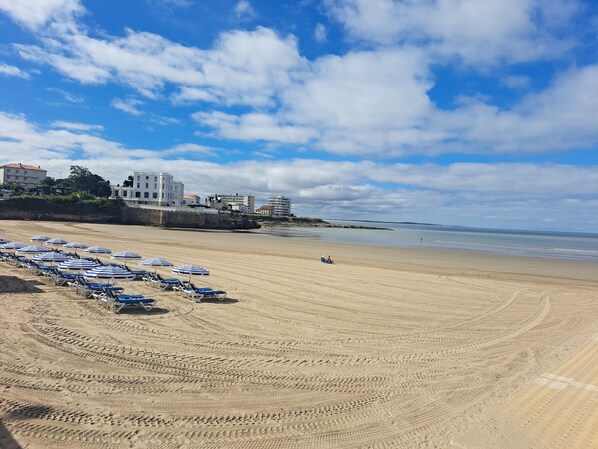 Beach nearby, sun loungers