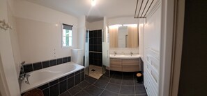 Hair dryer, towels, soap, toilet paper - A lot of charm for this house, classified 3* by the S'I de Royan, swimming pool (Vaux-sur-Mer)