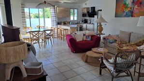 TV, fireplace, books - A lot of charm for this house, classified 3* by the S'I de Royan, swimming pool (Vaux-sur-Mer)