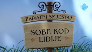 Ein Schild mit der Aufschrift 'PRIVATNI SMJEŠTAJ' und 'SOBE KOD LIDJJE', das einen privaten Parkbereich kennzeichnet.