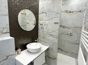 Shower, hair dryer, towels