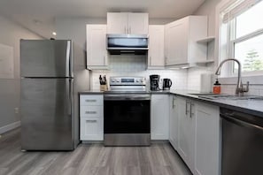Réfrigérateur, four à micro-ondes, un four, surface de cuisson