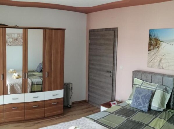2 bedrooms, iron/ironing board, internet, bed sheets