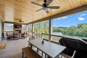 Outdoor dining - Charming Lakefront 4 Bedroom with bunk room on Lake Keowee with dock, sleeps 12 (Six Mile)